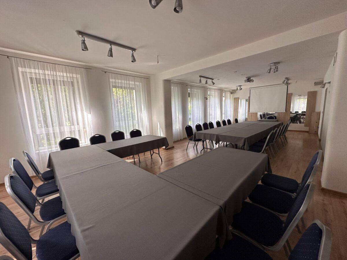 Sala konferencyjna Na Wzgórzach 44 — ustawienie w podkowę z rzutnikiem